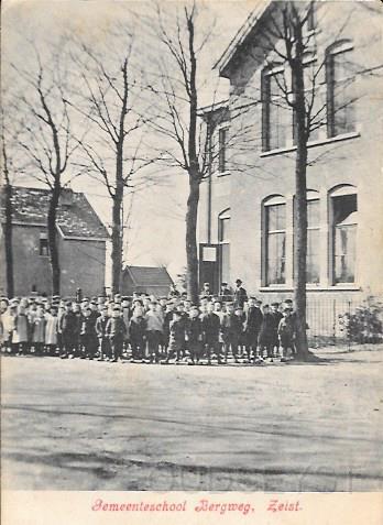 Transvaalwijk0012, Gemeenteschool Bergweg. 1910.jpg - De Gemeenteschool aan de Bergweg 17a (49) is gebouwd rond 1905. Op de foto achter de kinderen staat de eerst hoofd van de school met bolhoed, de heer P.S. van ’t Hof die van 1906 tot 1933 in zijn functie trad en deze weer overgaf aan de heer S. Sybenga en in de jaren 60 was de heer J.S. Cijsouw hoofd van de school. In de jaren 80 melden er steeds minder leerlingen aan bij de school aan de Burgemeester Patijnlaan en de Bergwegschool en daardoor werden de 2 scholen samengevoegd in 1987. Opname van 1910.